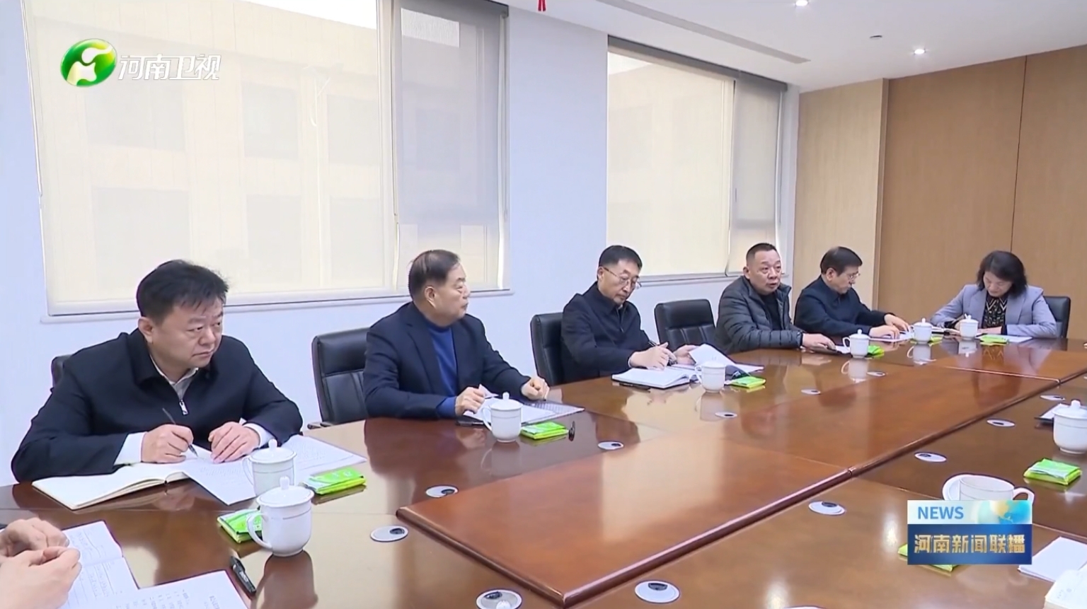 河南卫视新闻联播报道半岛集团公司_半岛(中国)集团党委书记、创始人楚金甫参加省委书记刘宁在许昌召开的民营企业座谈会